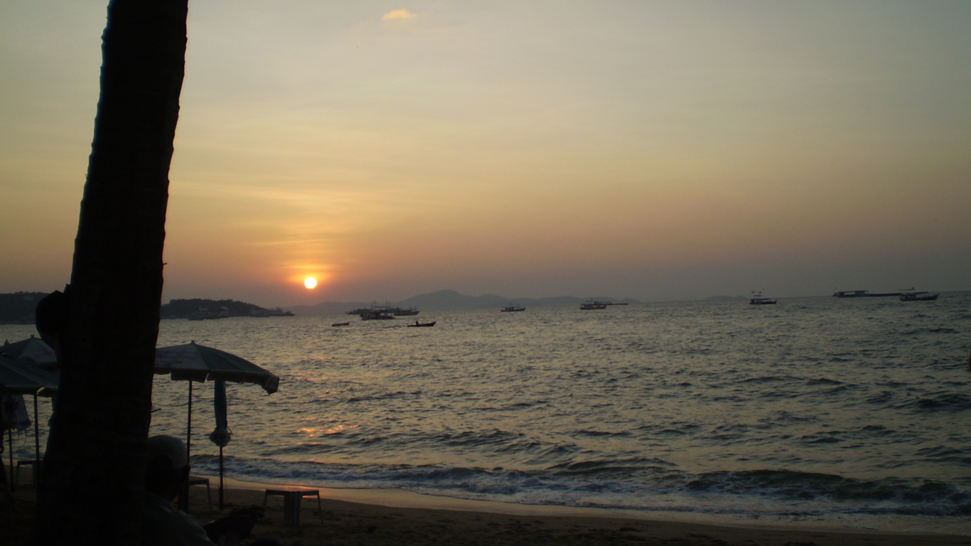 Закат солнца на пляже на курорте в Паттайе, Таиланд