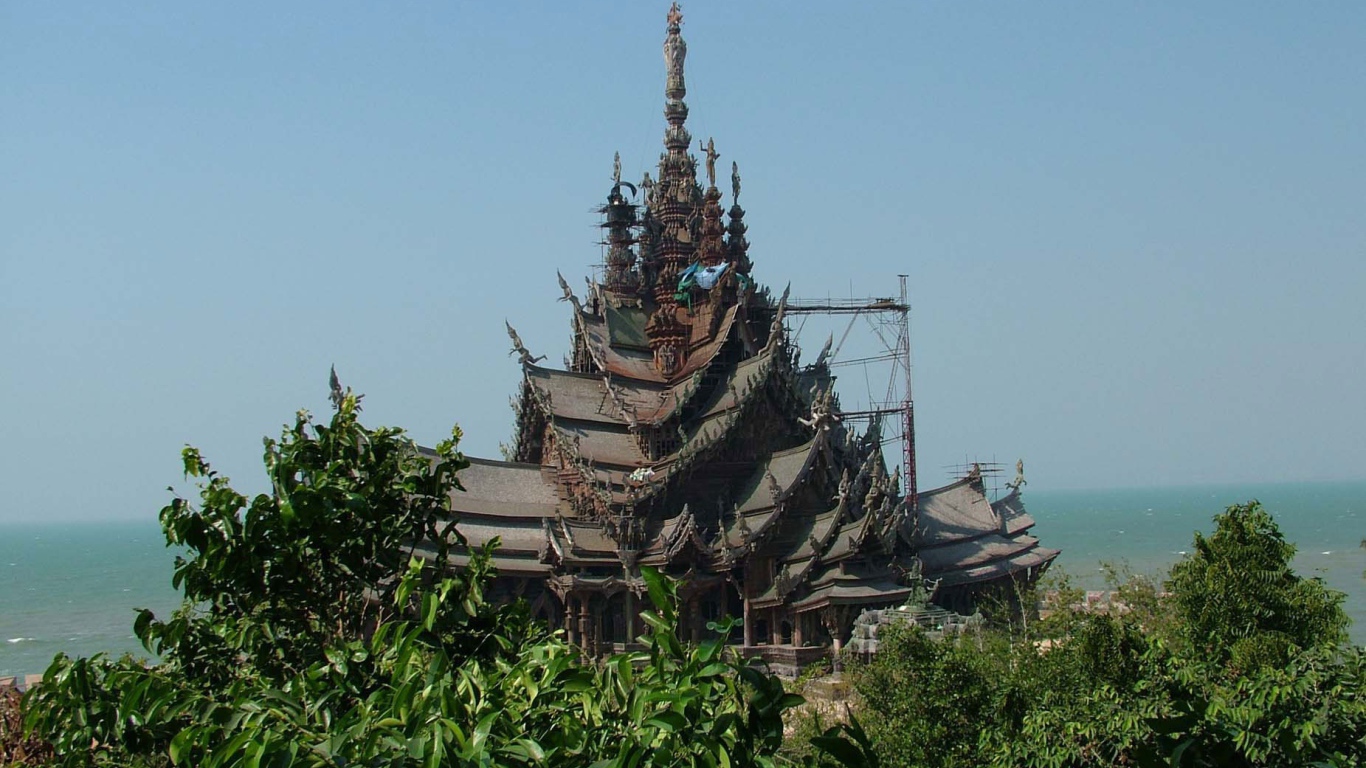 Храм у побережья на курорте Чианг Рай, Таиланд