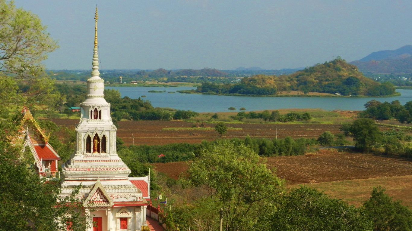 Храм на фоне озера на курорте Лопбури, Таиланд