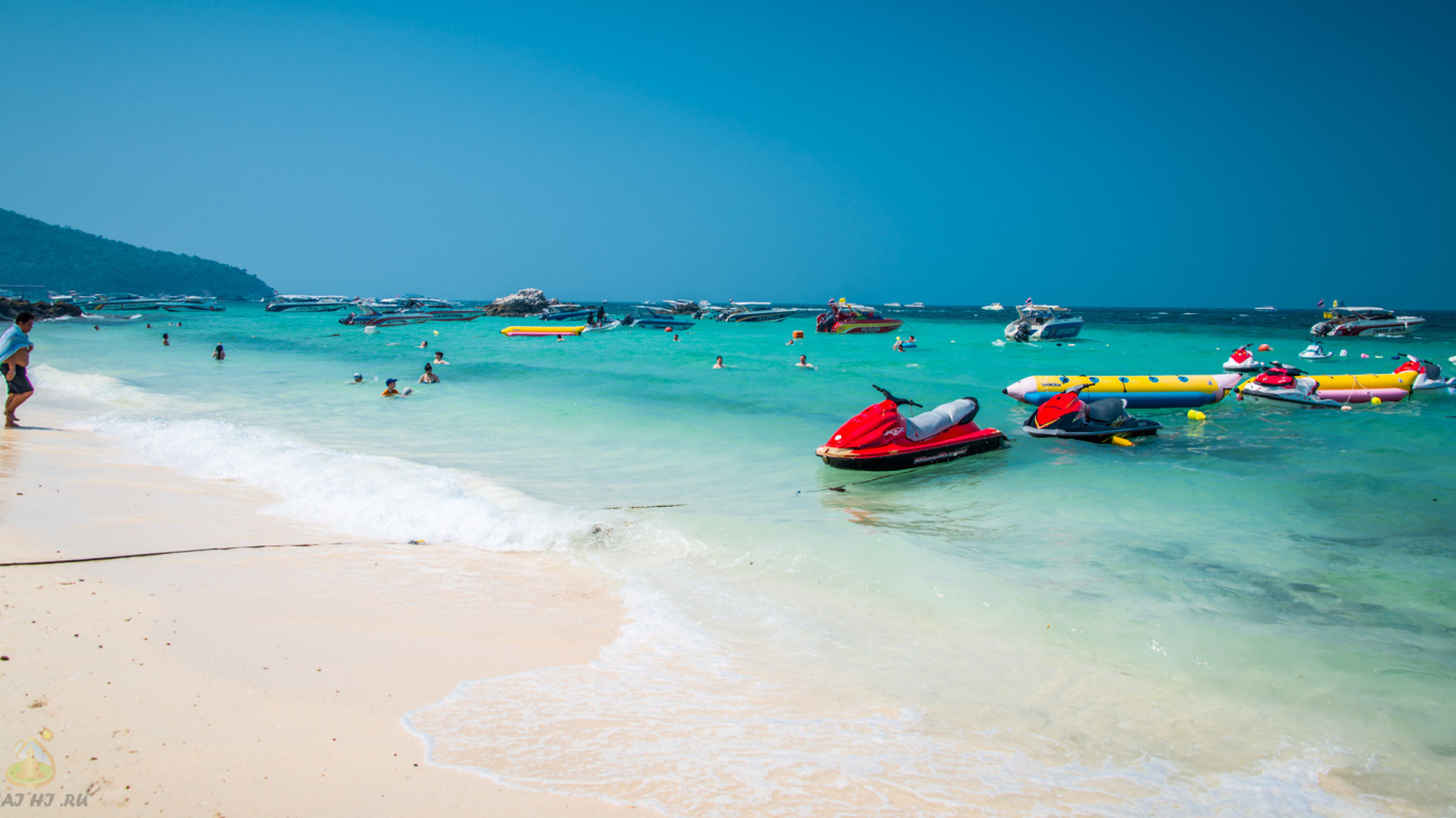 Белый песок на курорте острова Ко Лан, Таиланд