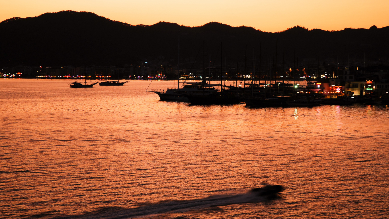 Закат солнца в бухте Мармарис, Турция