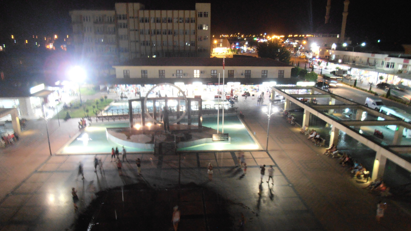 Центральная площадь в Кемер, Турция