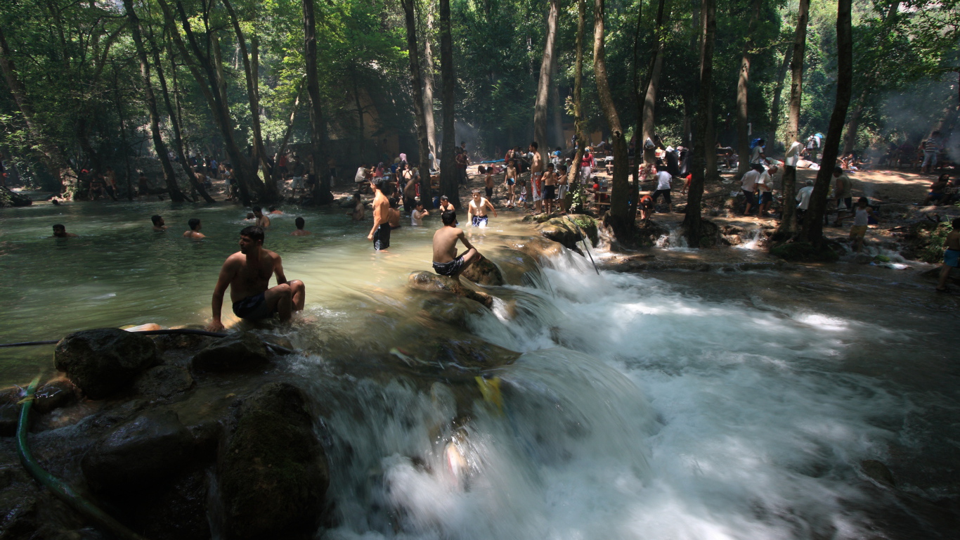 Водопад в парке в Мерсине, Турция