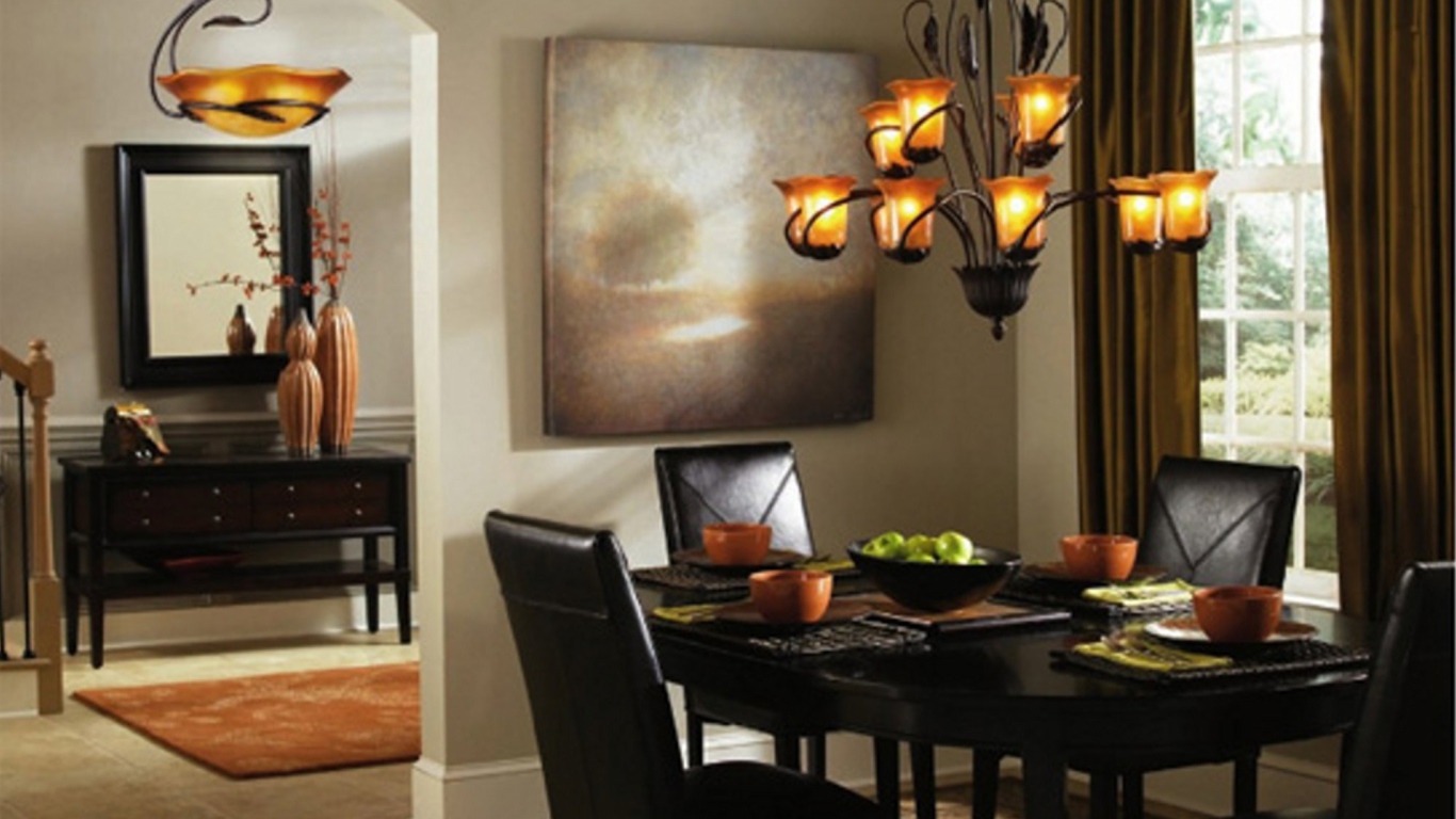 Большая люстра над столом