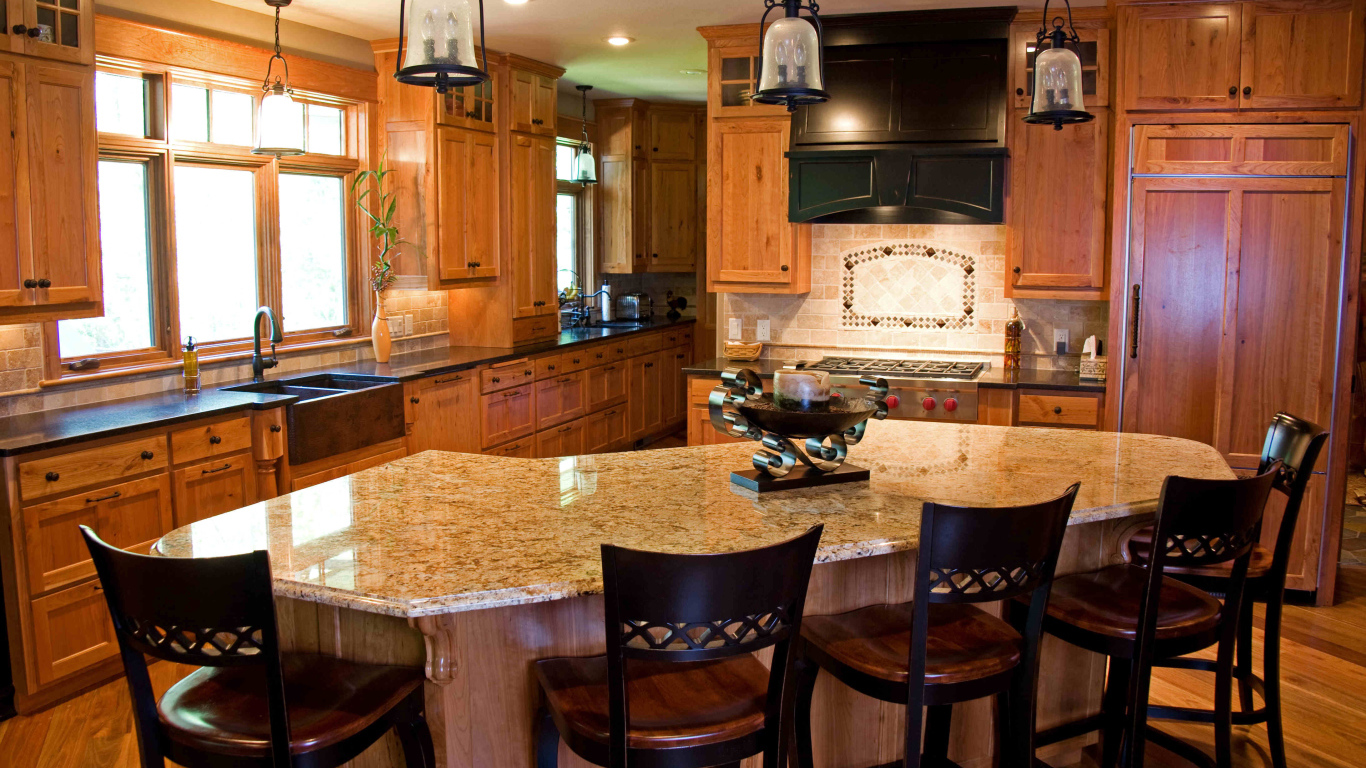 Большой стол в кухне