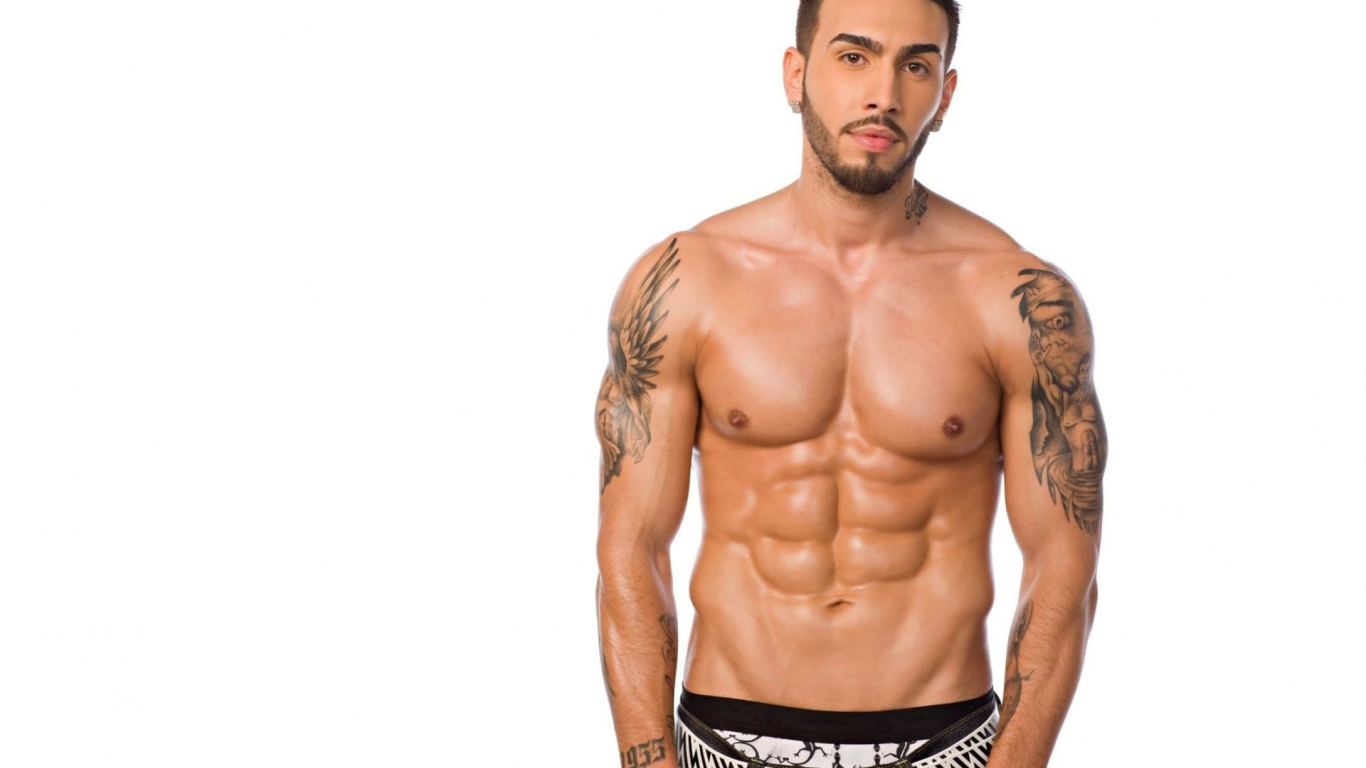 Мужчина с татуированными руками