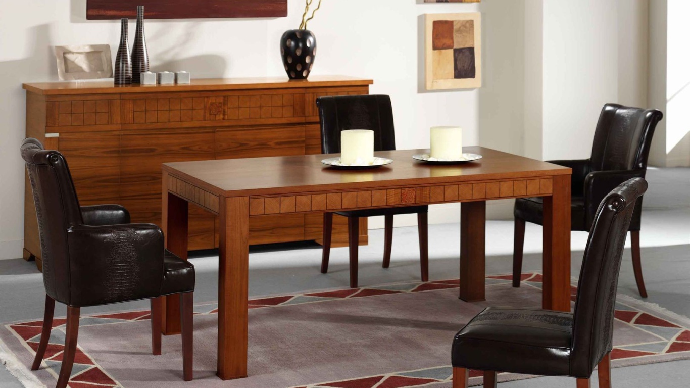 Небольшой стол в столовой