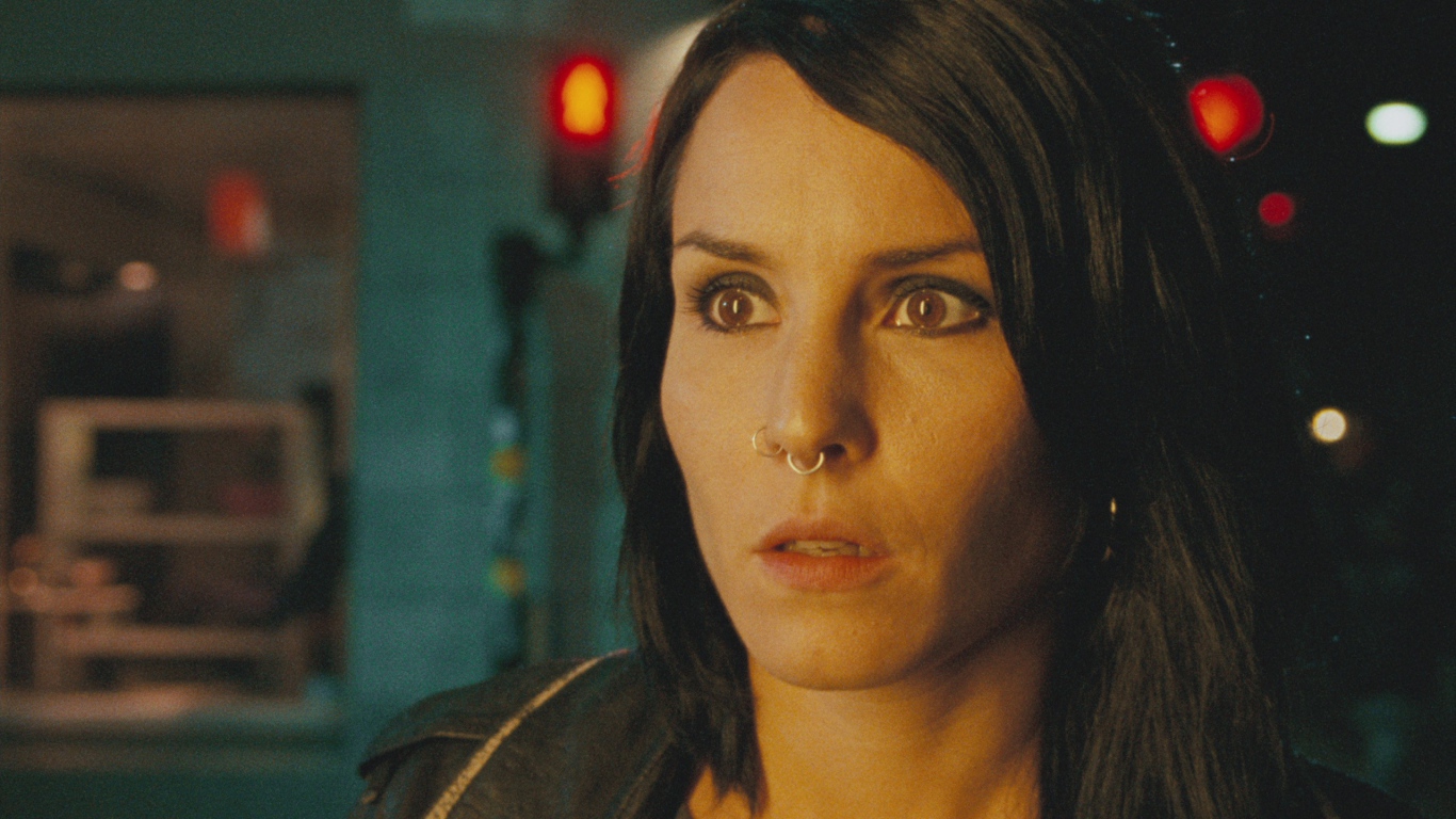 Женщина с пирсингом в носу