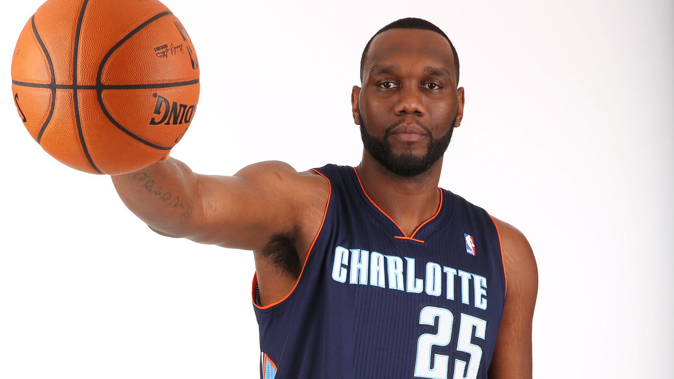 Эл Джефферсон с баскетбольным мячом