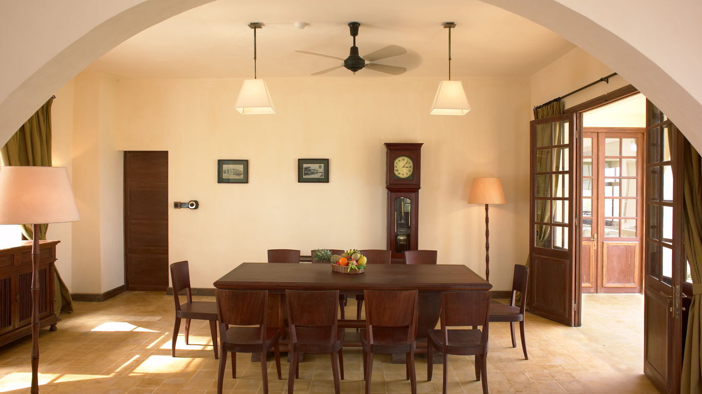 Арка на потолке в столовой