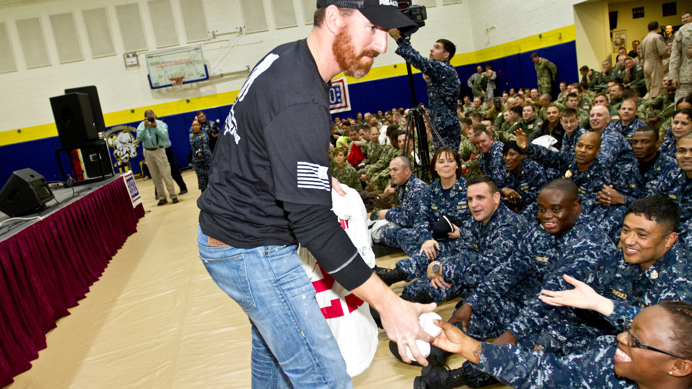 Бейсболист Адам Ляруш с военными
