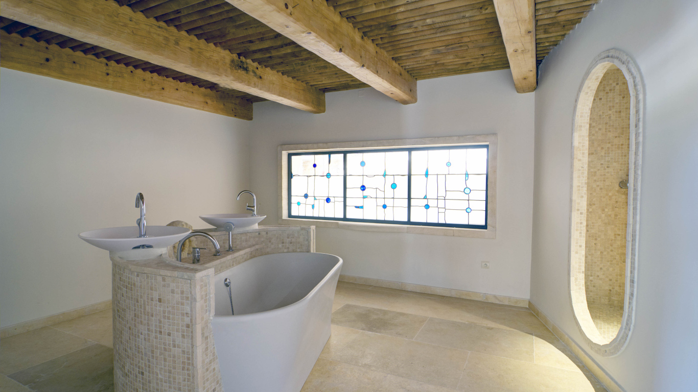 Ванная комната с деревянной крышей