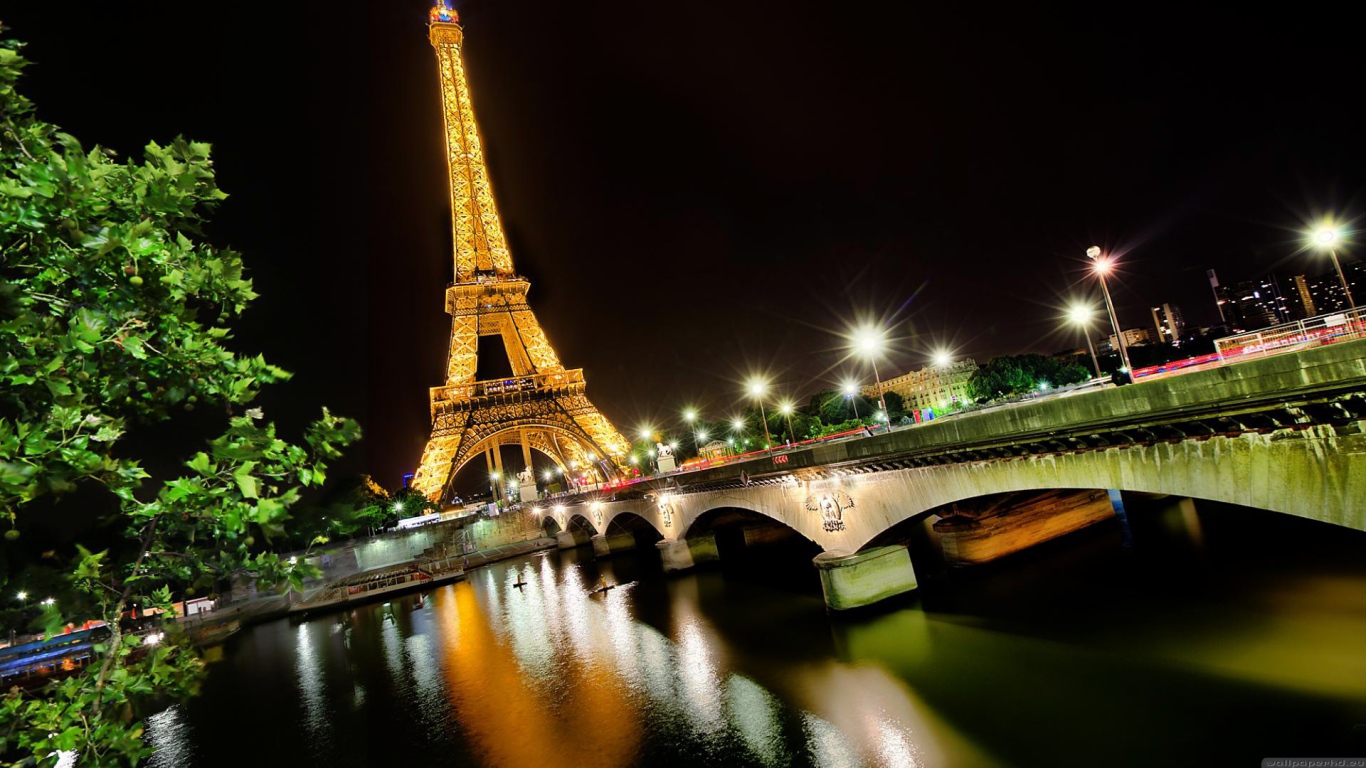 Красивая ночная фотография Эйфелевой башни