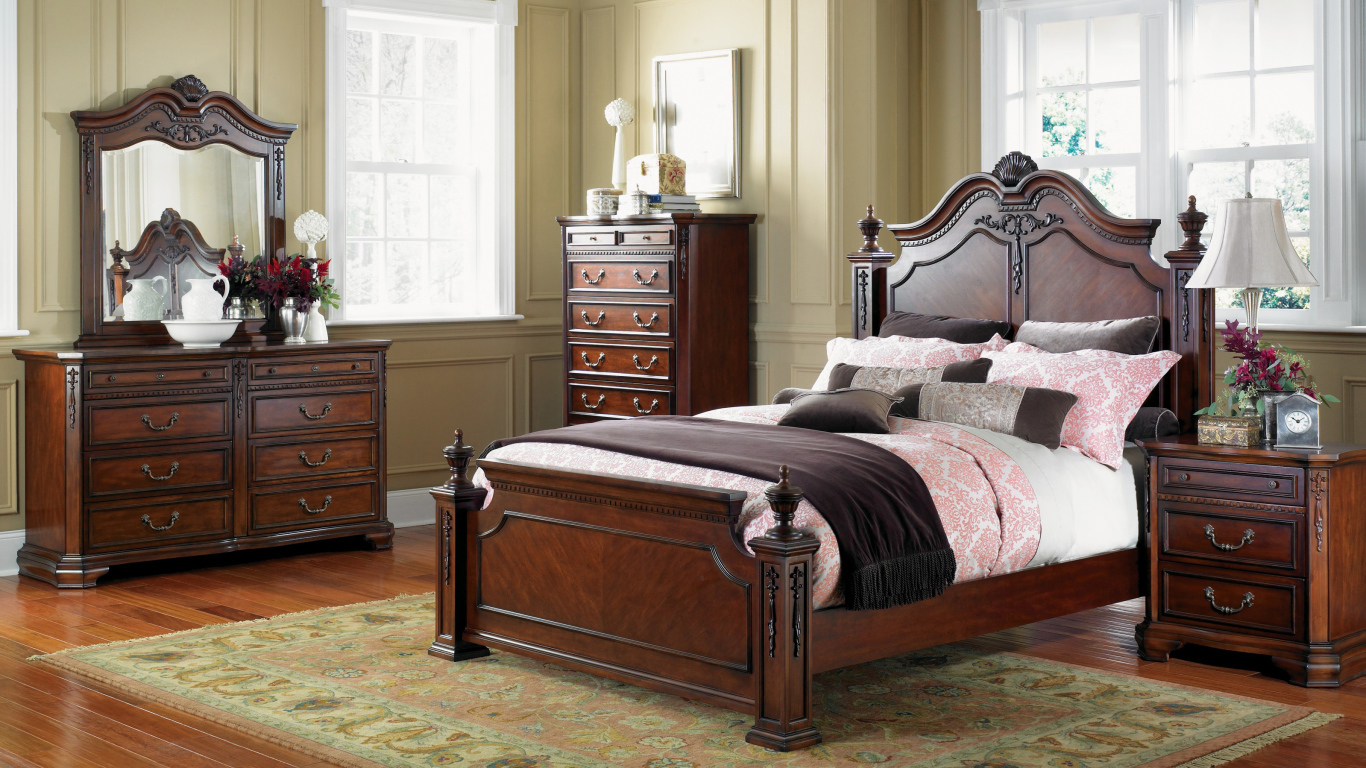 Кровать у окна в спальне