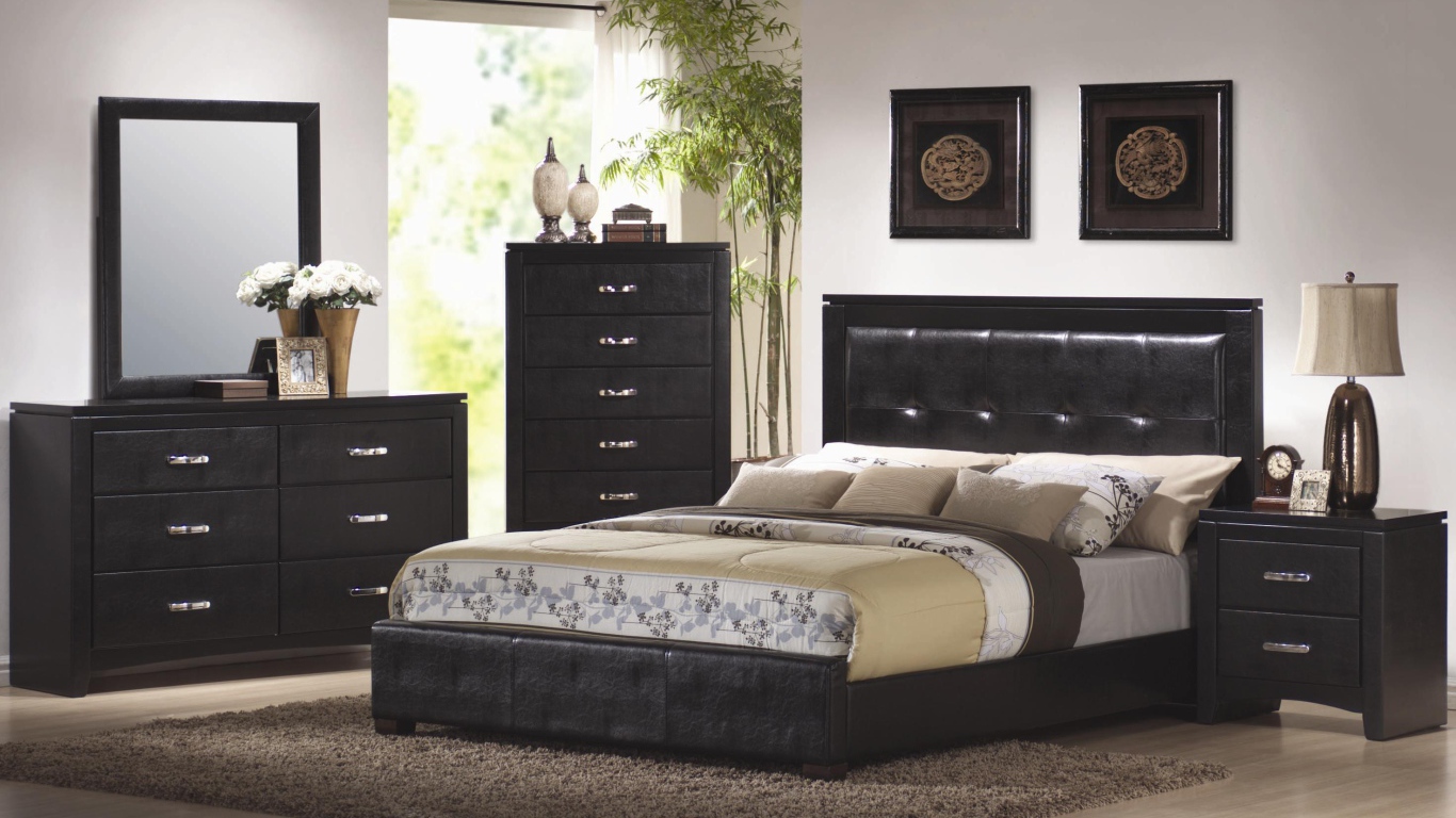 Кровать из черной кожи в спальне