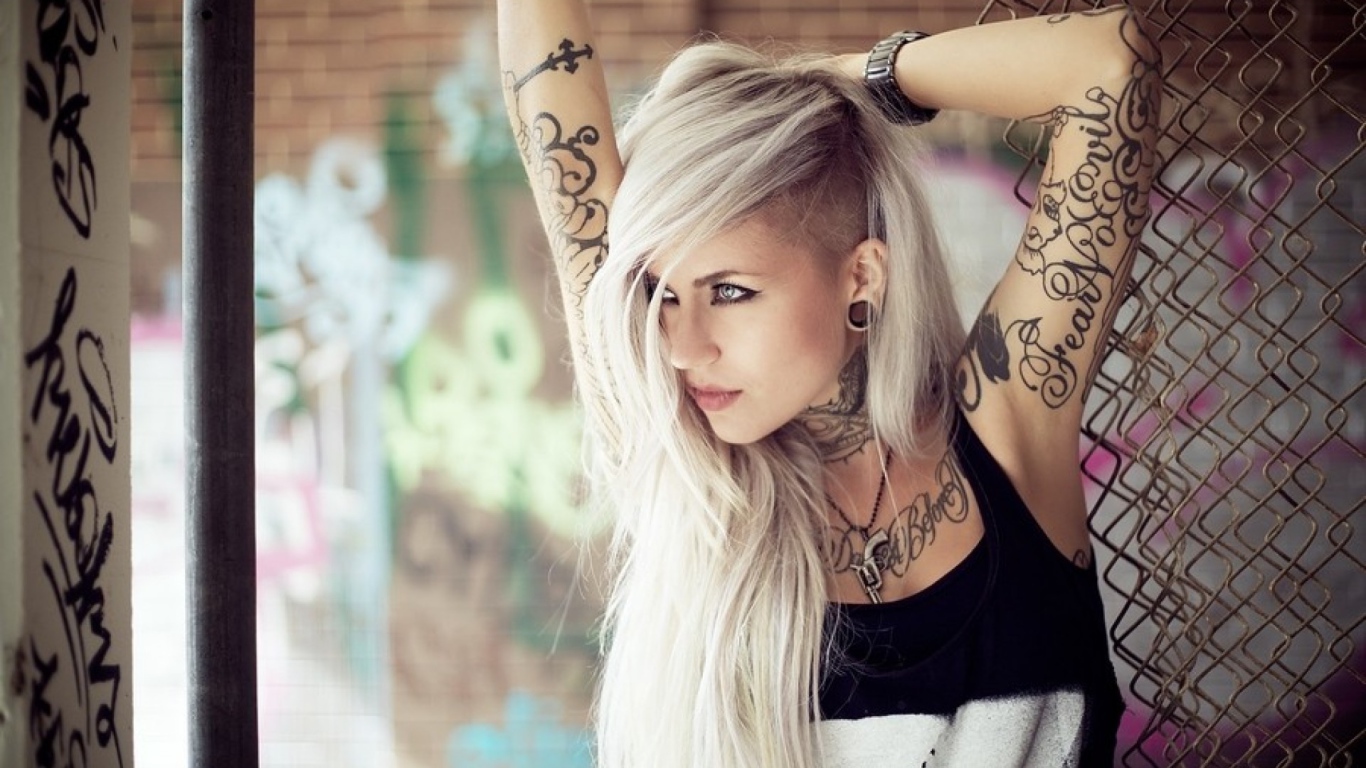 Блондинка с татуировками