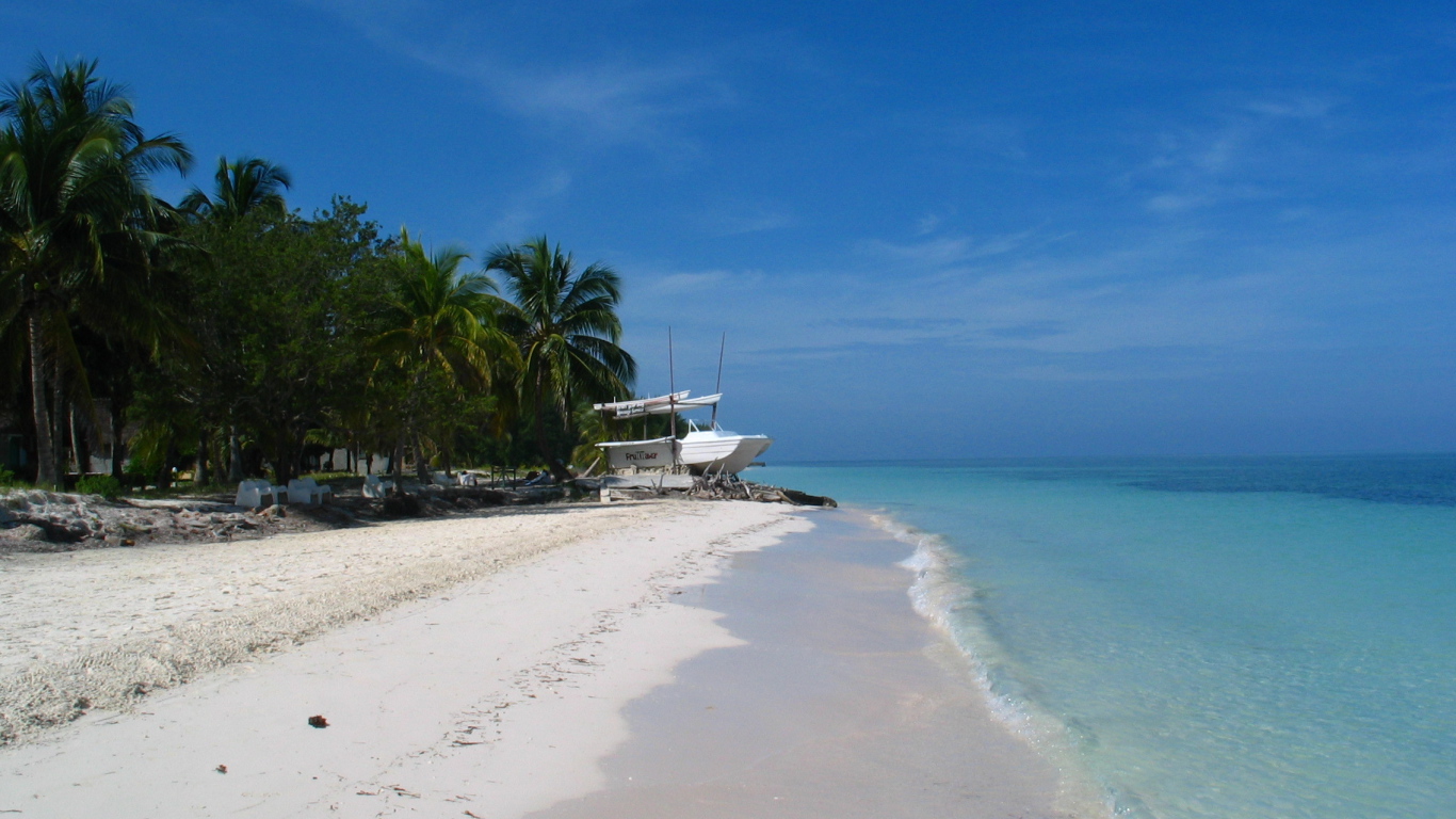 Лодка на пляже на курорте Кайо Ларго, Куба