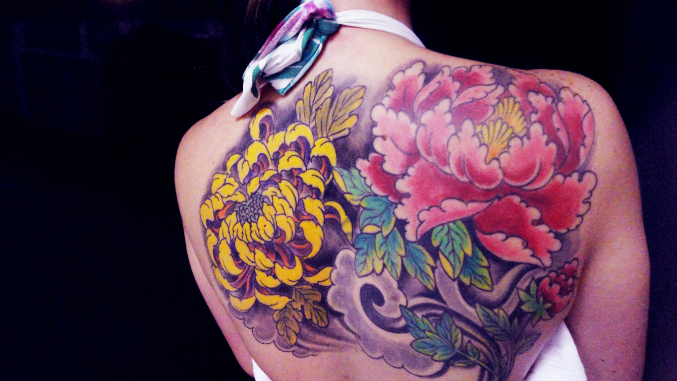 Тату букет на спине у девушки