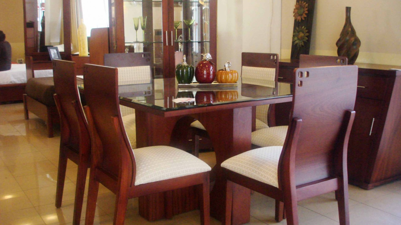 Коричневые стулья в столовой