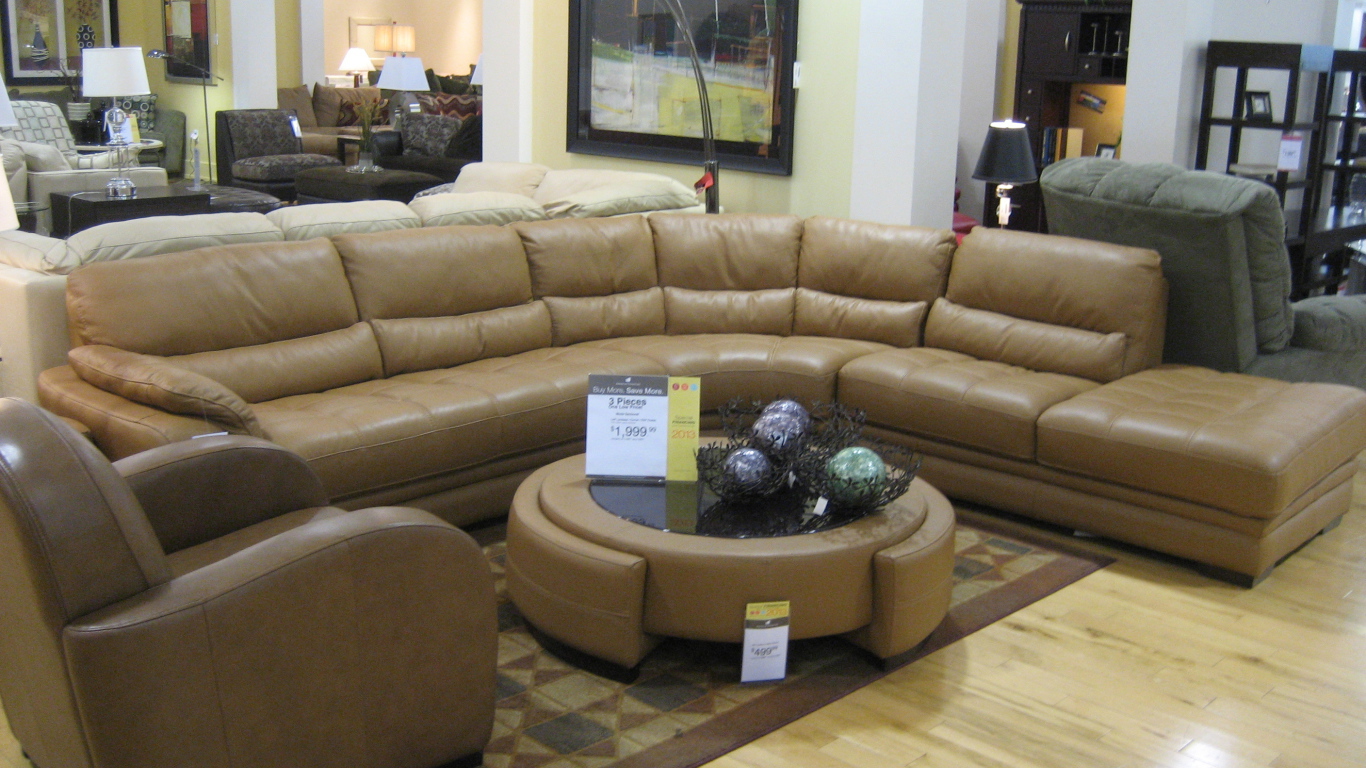 Кожаный коричневый диван в гостиной