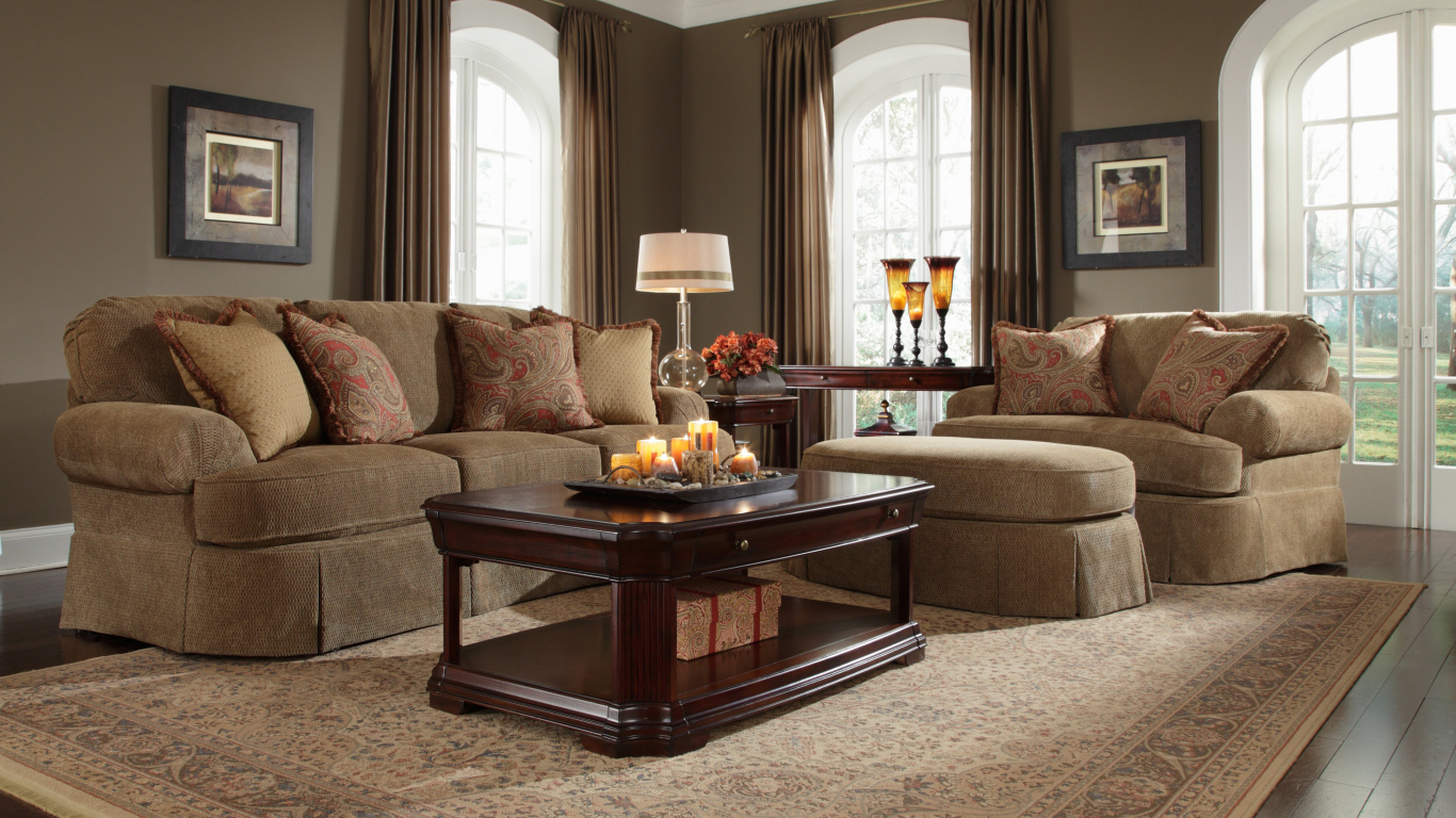 Коричневый диван в гостиной