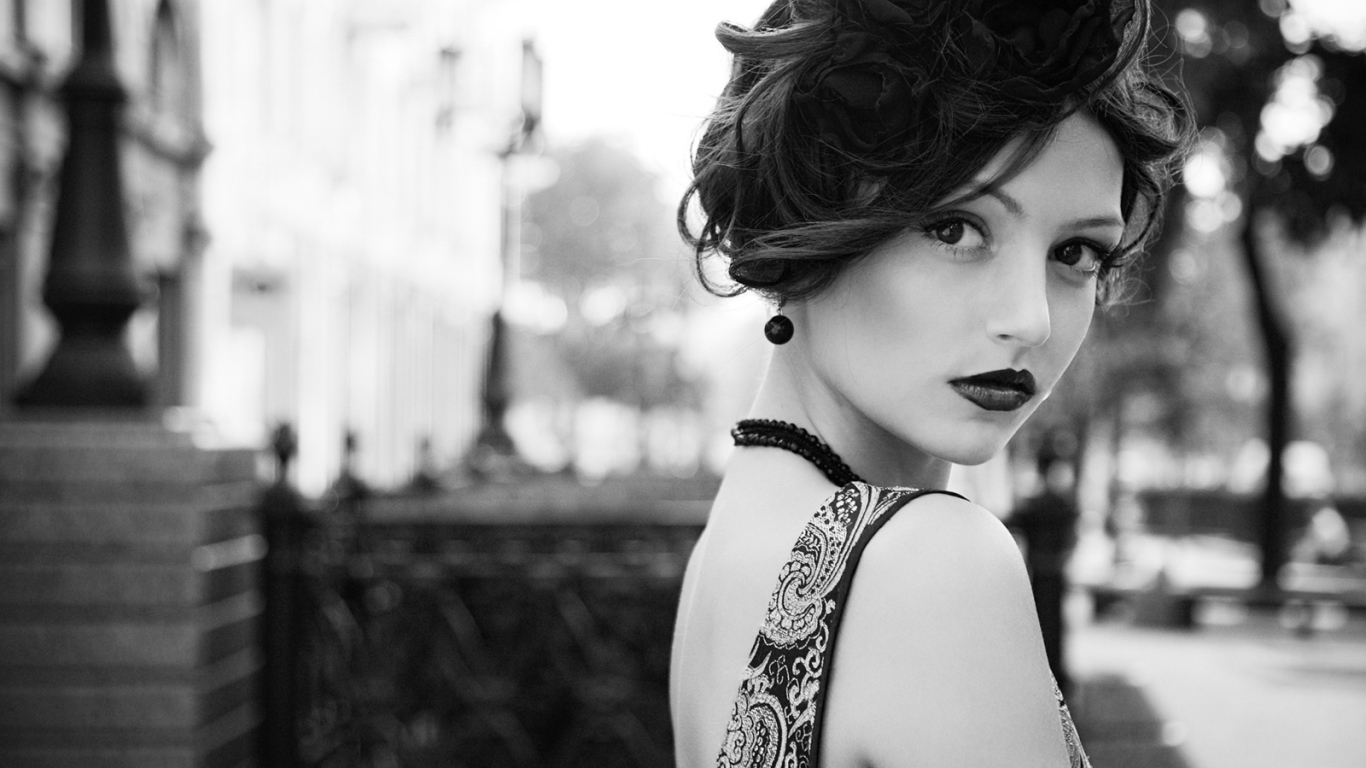 Брюнетка с тёмной помадой