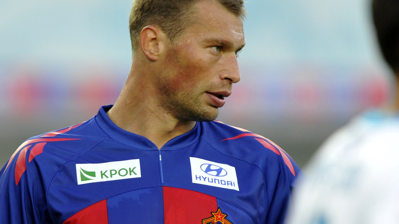 Защитник ЦСКА Василий Березуцкий на поле