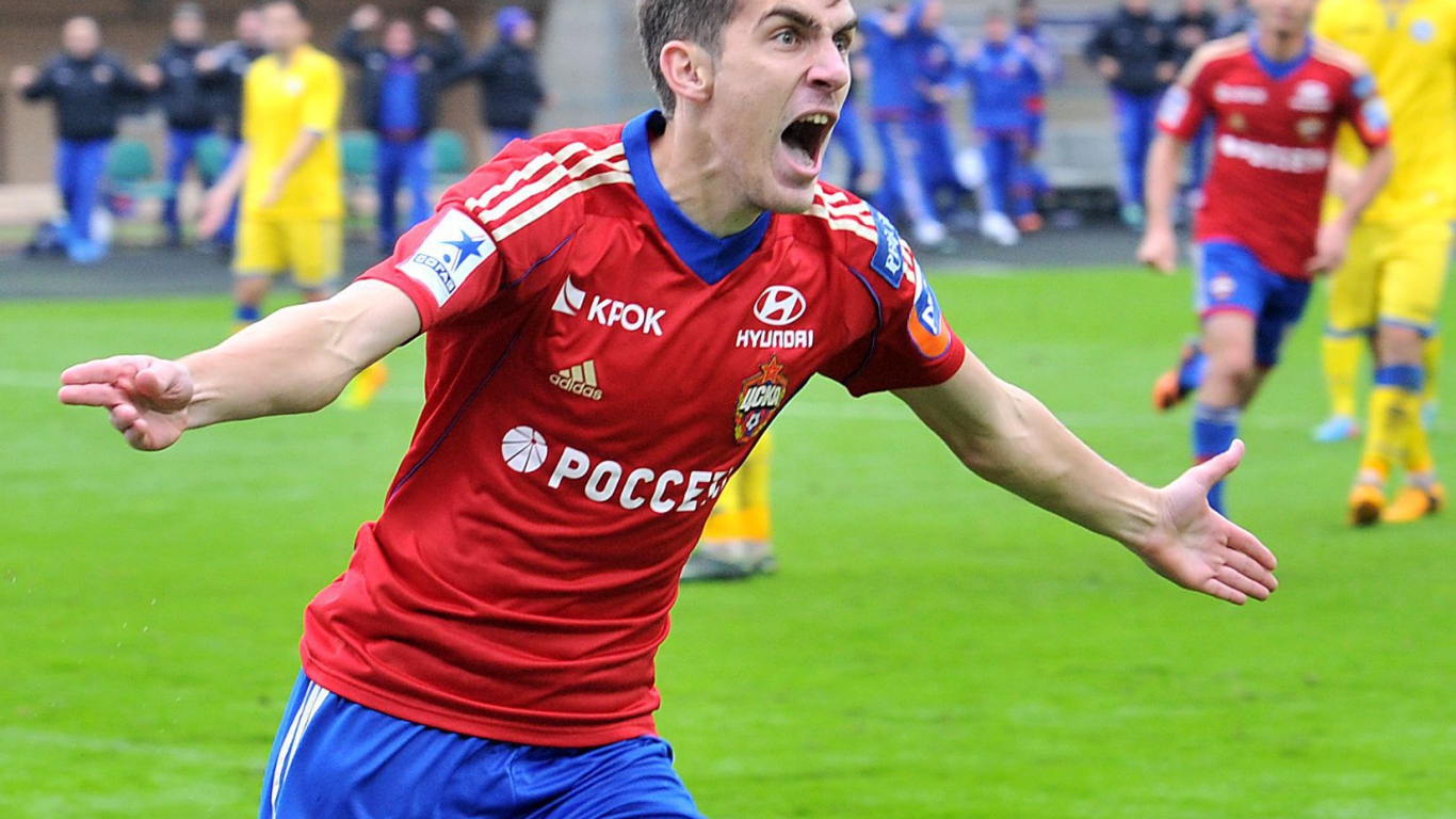 Нападающий ЦСКА Константин Базелюк на поле