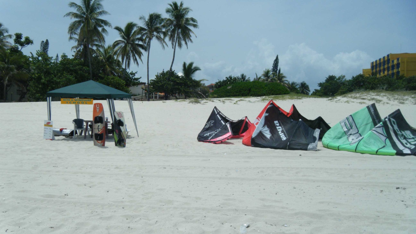 Лагерь серферов на пляже на курорте Кайо Гильермо, Куба