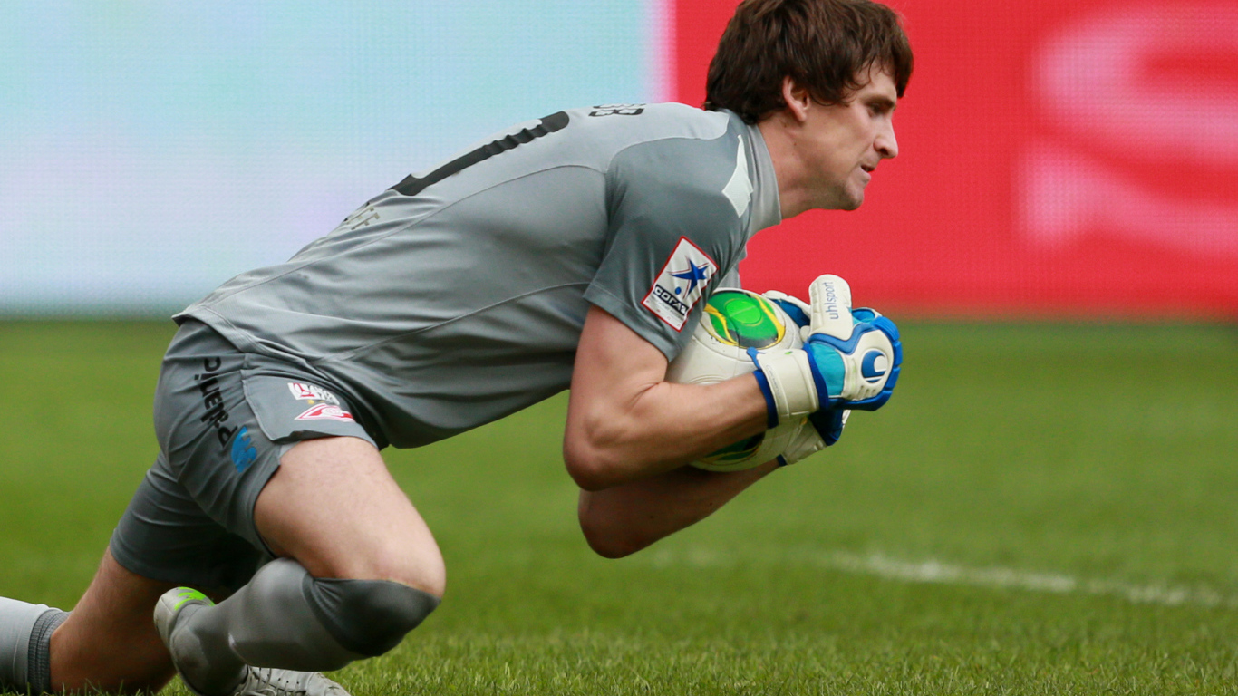 Пойманный мяч в руках вратаря Спартака Сергея Песьякова