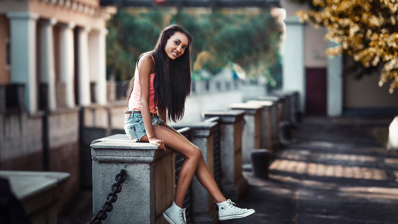 Веселая девушка в кедах