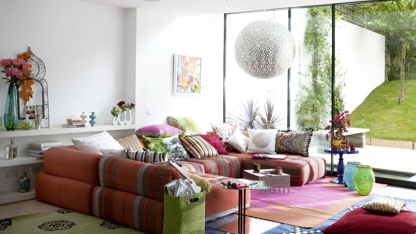 Пестрые подушки в гостиной