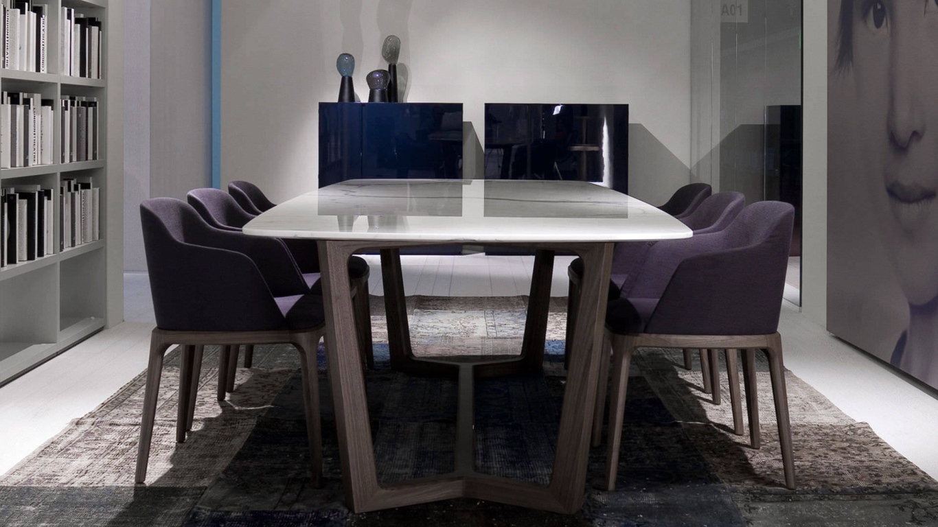 Удобные кресла в столовой