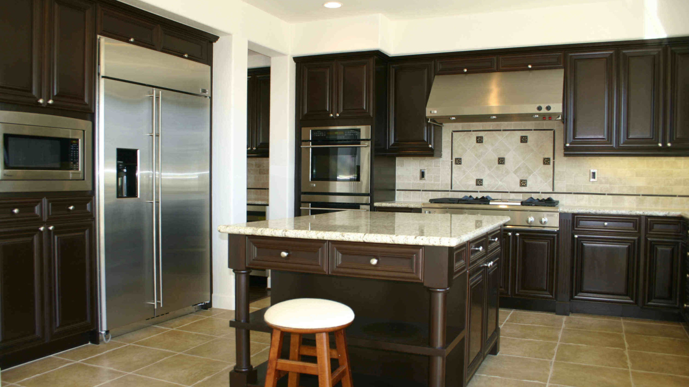 Темно коричневая мебель на кухне