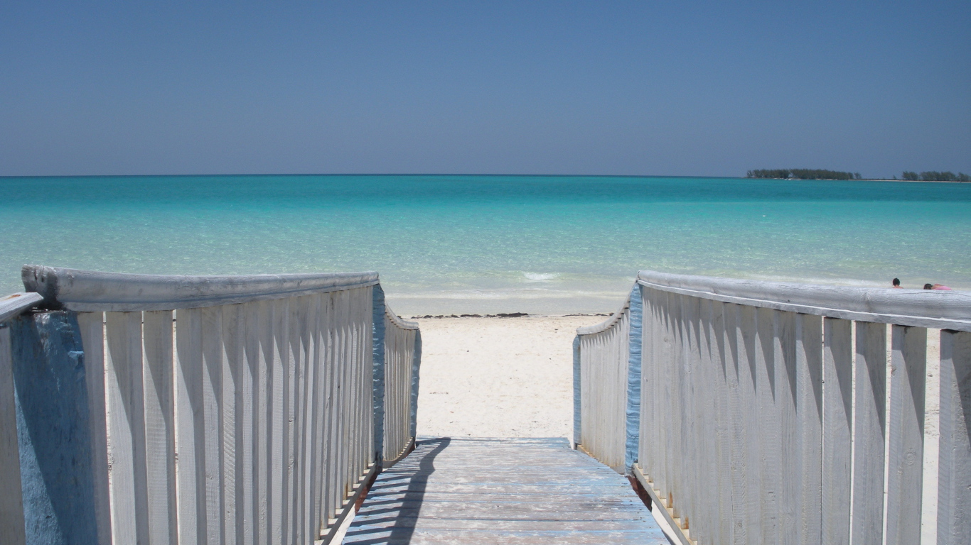 Спуск на пляж на курорте Кайо Гильермо, Куба