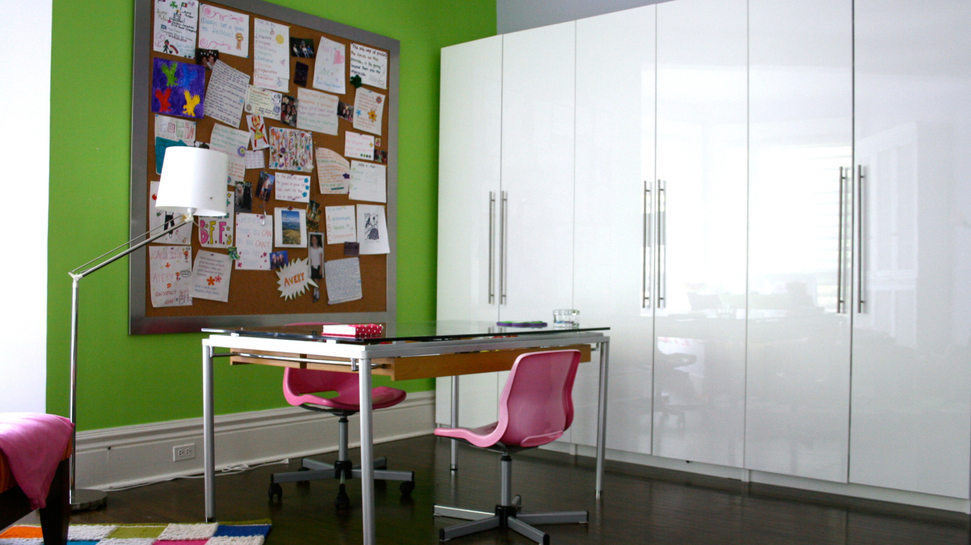 Рабочий стол в детской комнате