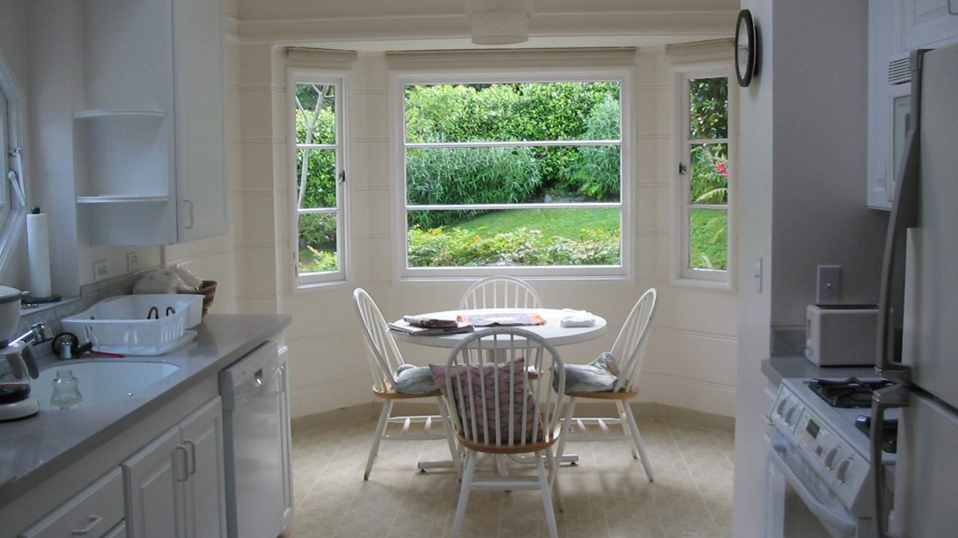 Окна столовой выходят в сад