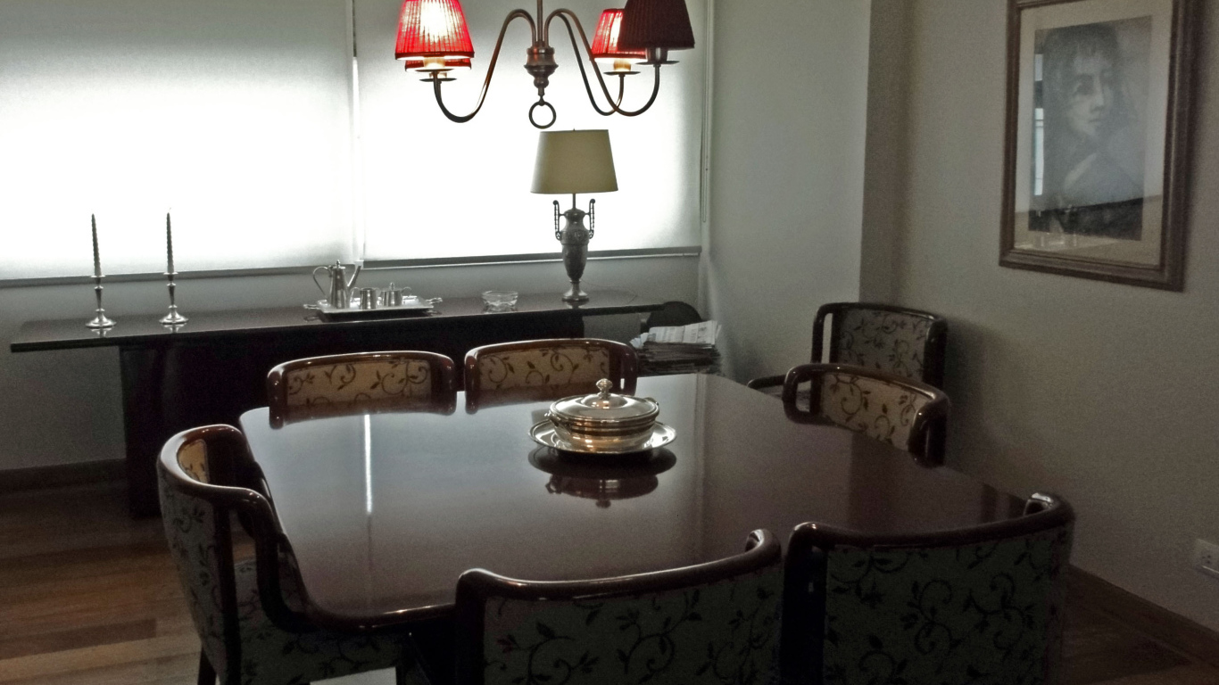 Блюдо на столе в столовой