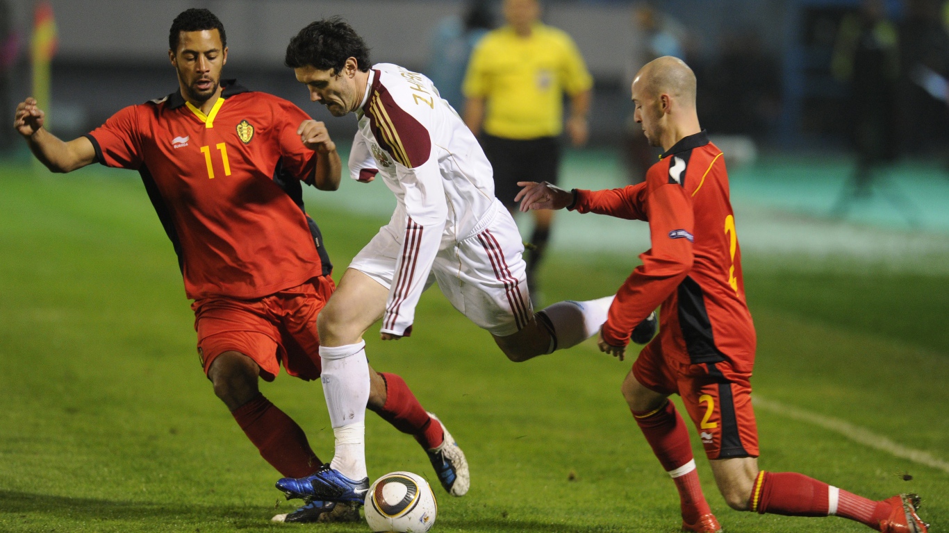 Полузащитник Динамо Юрий Жирков среди соперников