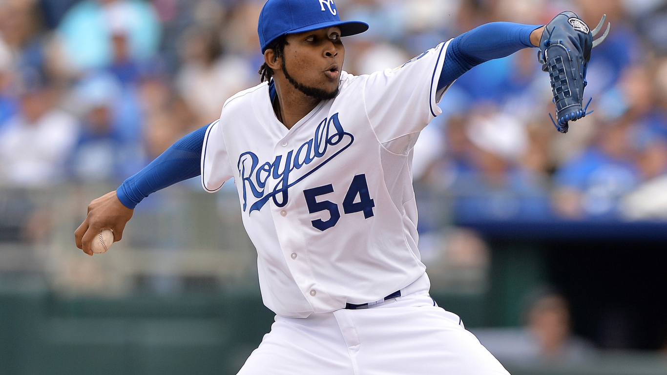 Эрвин Сантана бросает бейсбольный мяч