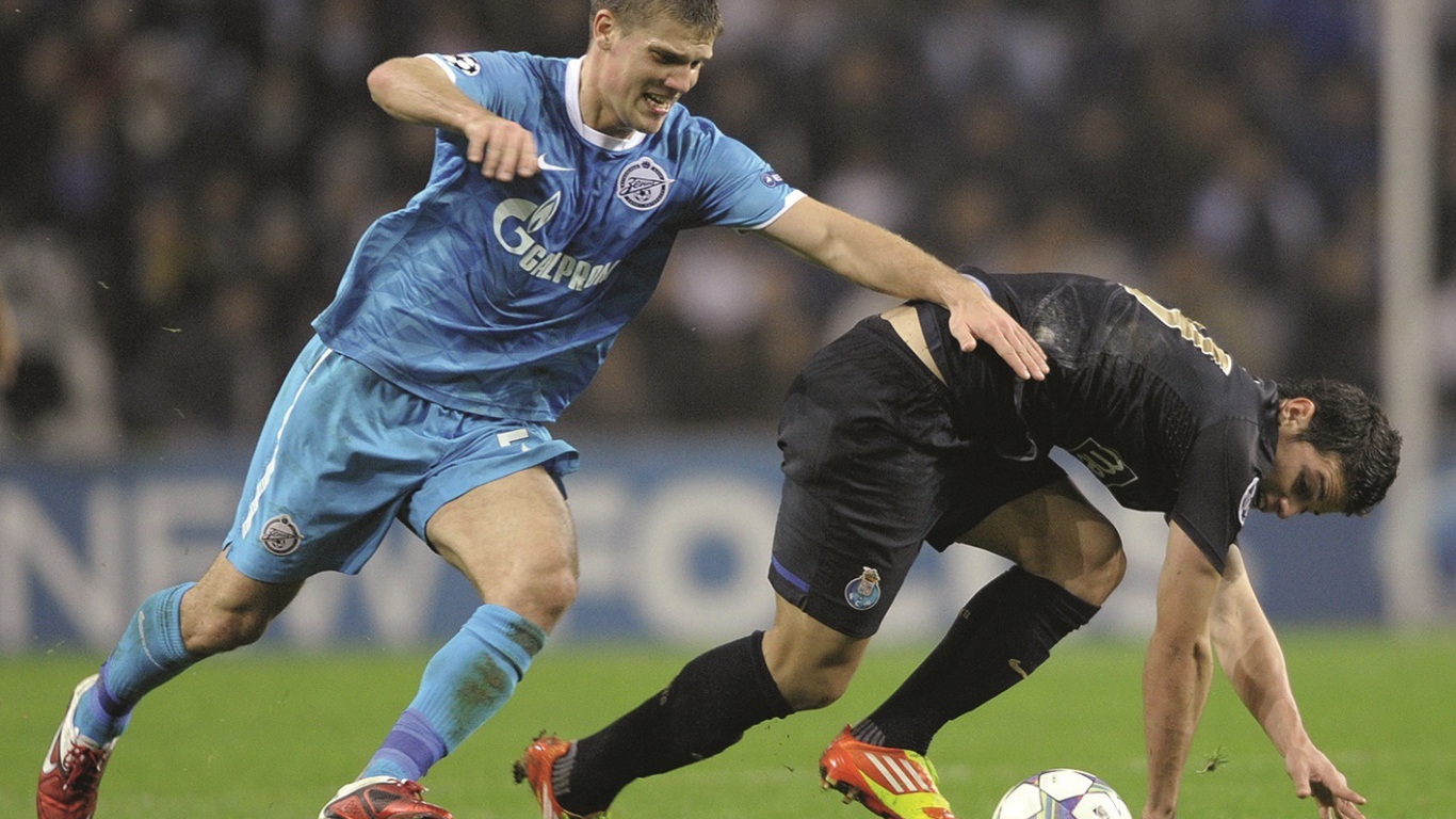 Футболист Игорь Денисов на поле