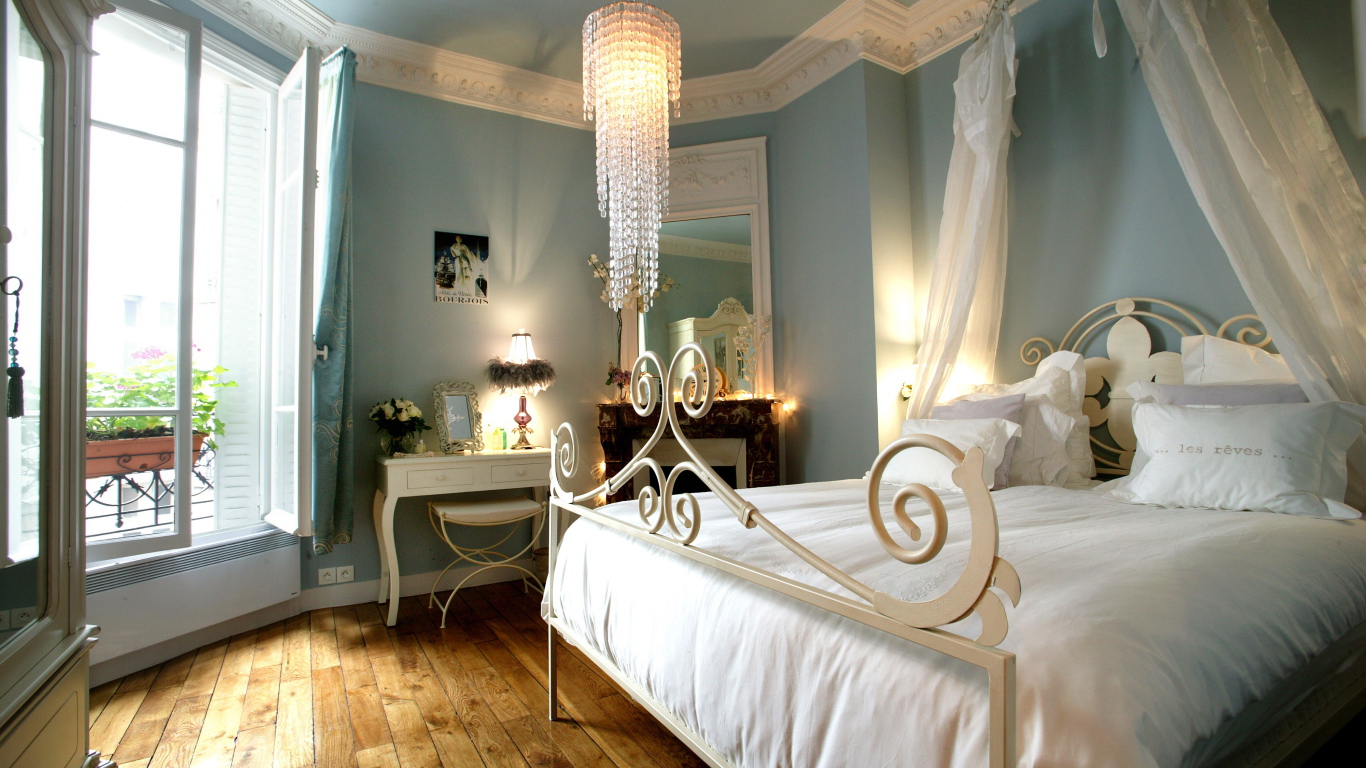 Кровать с балдахином в спальне