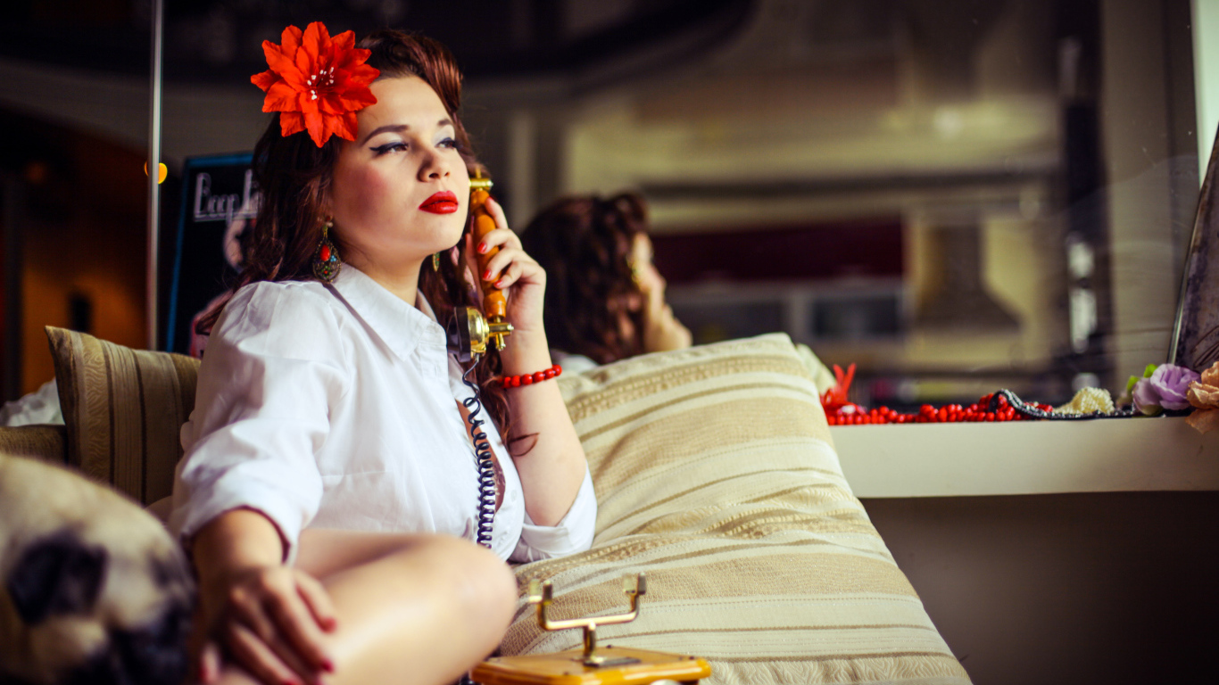 Девушка и ретро телефон