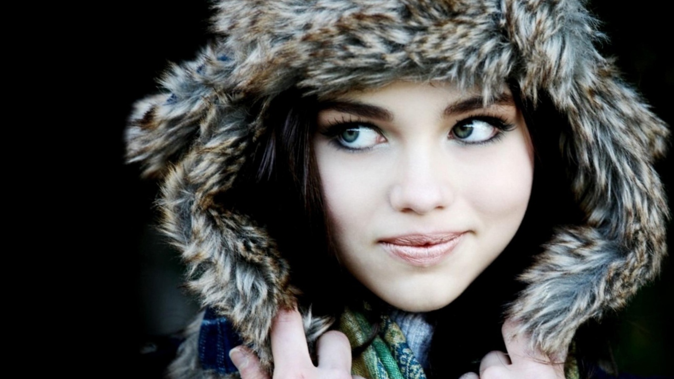 Девушка в меховой шапке