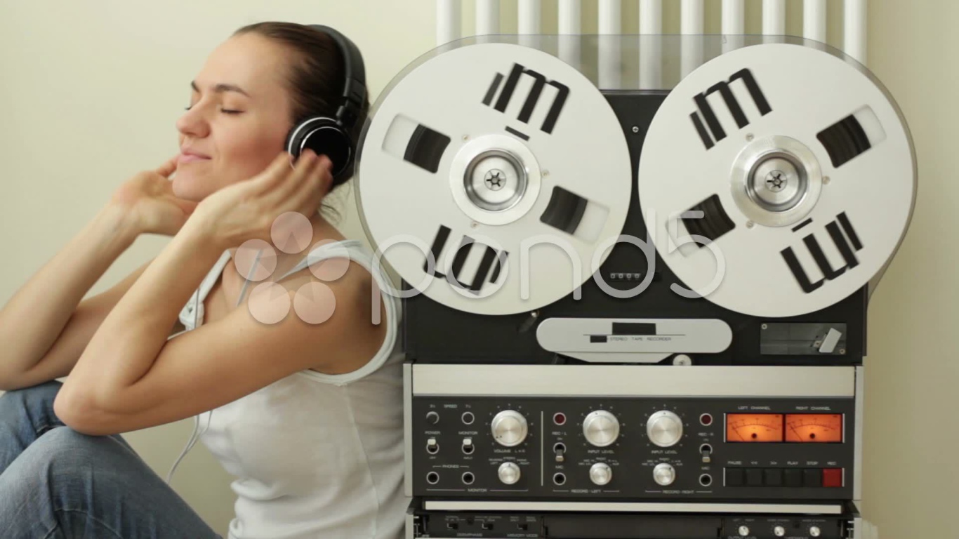 Девушка меломанка