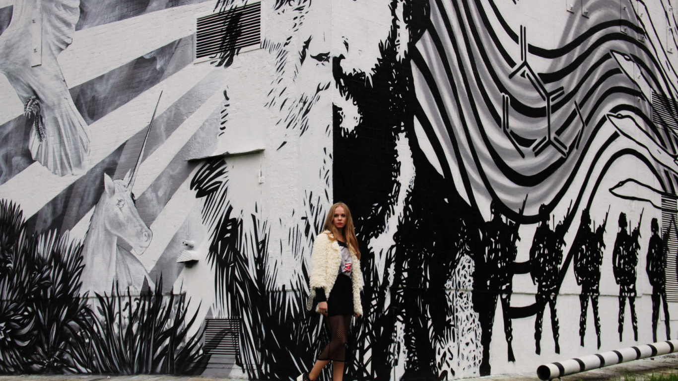 Девушка на фоне граффити