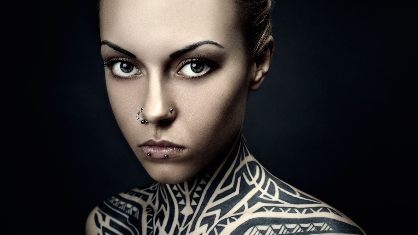 Девушка с пирсингом и татуировкой