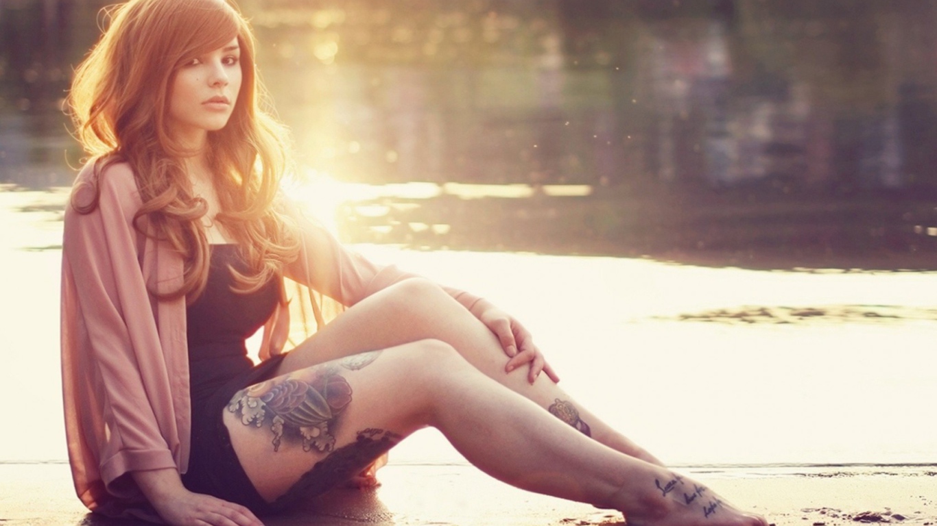 Девушка с татуировкой на ноге