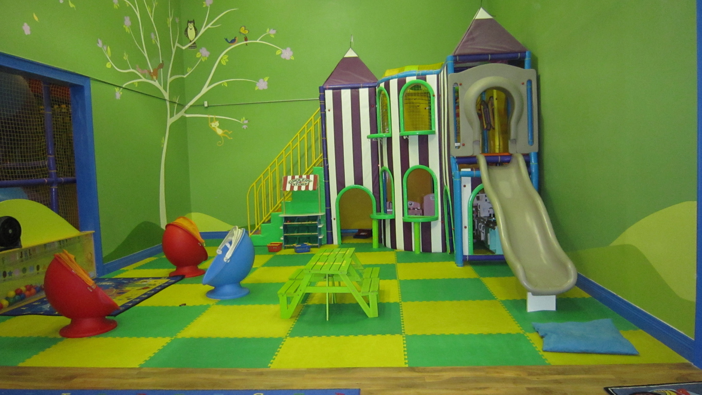 Зеленые стены в детской комнате