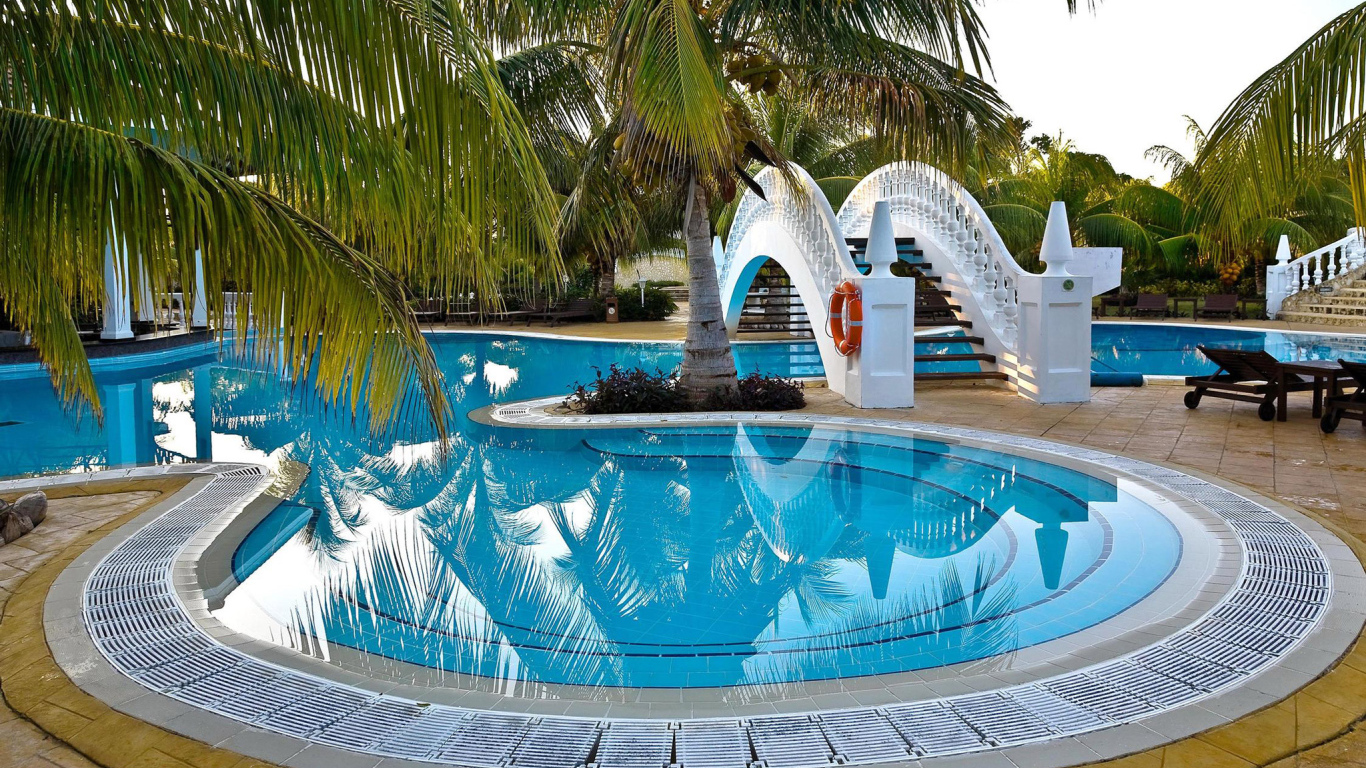 Бассейн в отеле на курорте Кайо Энсеначос, Куба